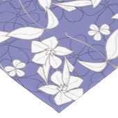 Moderne witte bloemen op een rand medium tafelloper (Hoek)