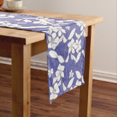 Moderne witte bloemen op een rand medium tafelloper (Voorbeeld)