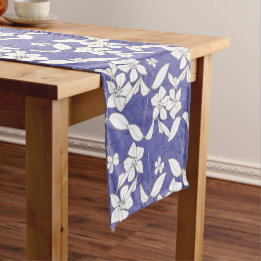 Moderne witte bloemen op een rand medium tafelloper