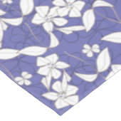 Moderne witte bloemen op een rand tafelkleed (Gekanteld)