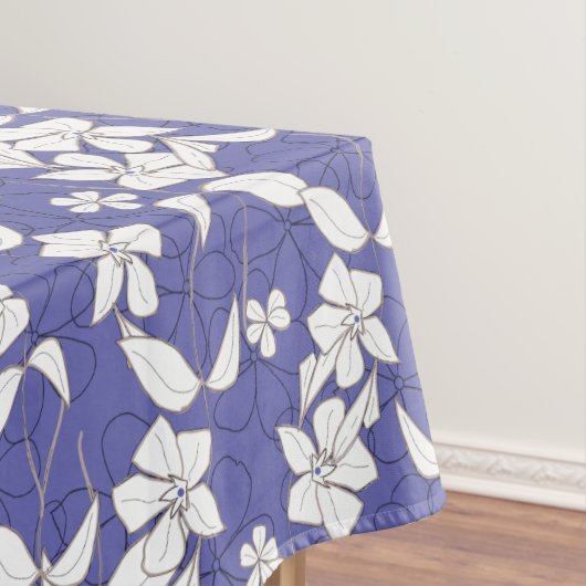 Moderne witte bloemen op een rand tafelkleed (Voorbeeld)