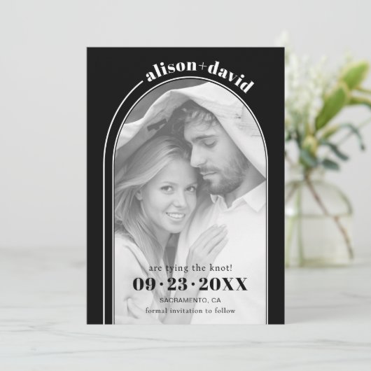 Moderne witte boog en foto zwarte bruiloft save the date (Staand voorkant)