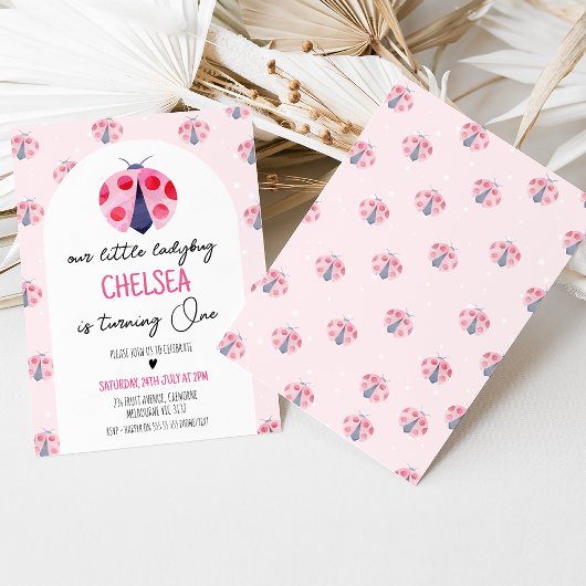 Moderne witte boog roze lieveheersbeestje 1e verja kaart