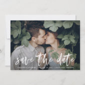 Moderne witte borstel schrift foto save the date kaart (Voorkant)