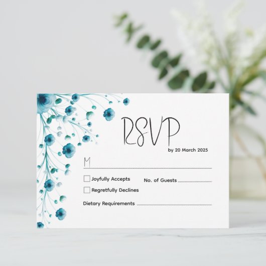 Moderne witte en blauwe bloemen bruiloft RSVP kaartje (Staand voorkant)