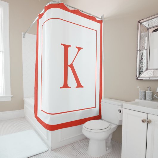 moderne witte en oranje monogram initiaal douchegordijn (In situ)