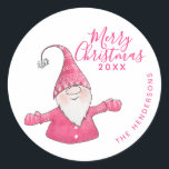 Moderne Witte en Roze Gnoom Custom Merry Christmas Ronde Sticker<br><div class="desc">Deze stijlvolle witte en roze Kerst stickers met een Merry Christmas-gezegde en een schattige kabouter in roze kleding zijn ontworpen voor Xmas-postzegels of favoriete cadeaulabels. De sjabloon tekst maakt het gemakkelijk om uw familienaam en een jaar te typen.</div>