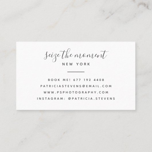 Moderne witte fotograaf script typografie foto visitekaartje (Achterkant)