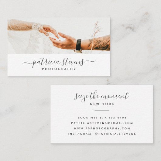 Moderne witte fotograaf script typografie foto visitekaartje (Voorkant / Achterkant)