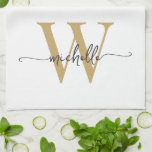 Moderne witte gouden op maat gemaakte monogram naa theedoek<br><div class="desc">Meisjesachtig moderne elegante witte en gouden monogram initiële naam handtekening script aangepaste gepersonaliseerde keukenhanddoek. Dit ontwerp met je voornaam in een mooie handgeschreven stijl met zwierende staart lettertypografie (of kalligrafie) met monogram initiaal in goud en zwart op witte achtergrondkleur. Deze zijn gemakkelijk aan te passen. Prachtig stijlvol vrouwelijk cadeau voor...</div>