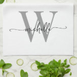 Moderne witte grijze aangepaste monogram naam scri theedoek<br><div class="desc">Meisjesachtig moderne elegante witte en grijze monogram initiële naam handtekening script aangepaste gepersonaliseerde keukenhanddoek. Dit ontwerp bevat je voornaam in een mooie handgeschreven stijl met zwanehalzen lettertype typografie (of kalligrafie) met monogram initiaal in grijs en zwart op wit. Deze zijn gemakkelijk aan te passen. Mooie stijlvolle vrouwelijke housewarming cadeau, ook...</div>