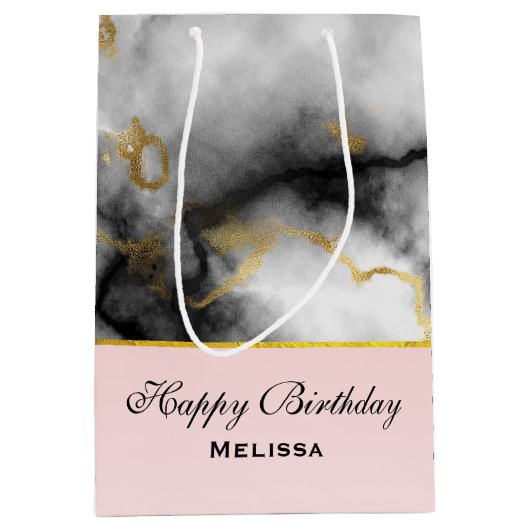 Moderne witte grijze marmer met Gold Ribbon Birthd Medium Cadeauzakje (Voorkant)