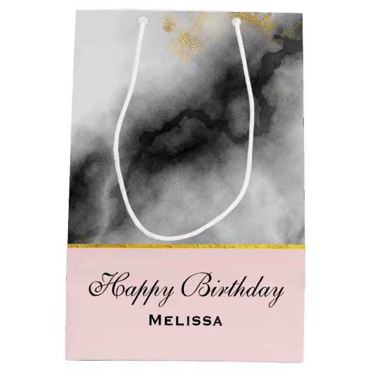 Moderne witte grijze marmer met Gold Ribbon Birthd Medium Cadeauzakje (Achterkant)