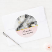 Moderne witte grijze marmer met Gold Ribbon Birthd Ronde Sticker (Envelop)