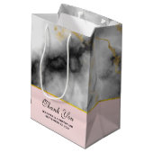 Moderne witte grijze marmer met Gold Ribbon Medium Cadeauzakje (Achterkant Gekanteld)