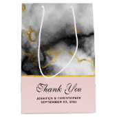 Moderne witte grijze marmer met Gold Ribbon Medium Cadeauzakje (Voorkant)