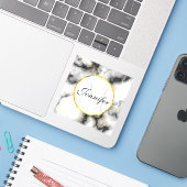 Moderne witte grijze marmer met Gold Ribbon Monogr Sticker (Laptop met iPhone)