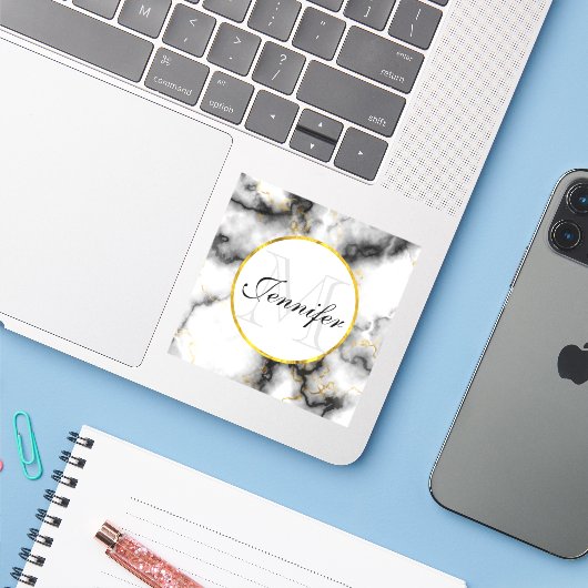 Moderne witte grijze marmer met Gold Ribbon Monogr Sticker (Laptop met iPhone)