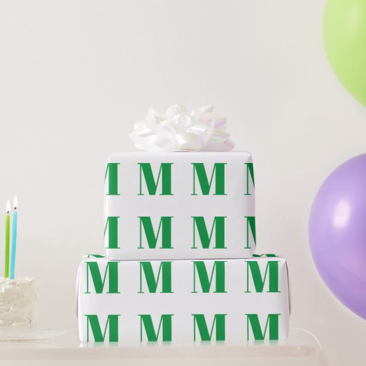 Moderne witte, groene, aangepaste monogram initiaa cadeaupapier (Feestgeschenken)