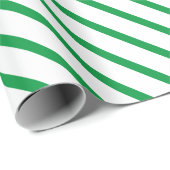 Moderne witte groene diagonale streep patroon vaka cadeaupapier (Rol Hoek)