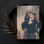 Moderne, witte, handgeschreven foto save the date<br><div class="desc">Kies de beste afbeeldingen uit je verloving-opname of je favoriete afbeeldingen van jullie twee voor deze perfecte bewaardatum. De woorden sparen de datum zijn handgeschreven om een persoonlijk gevoel aan de kaart te geven. De voorzijde heeft 1 afbeelding en de achterzijde heeft een groot afbeelding met een witte filter op...</div>