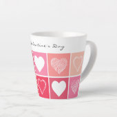 Moderne witte harten rode en roze kleuren Valentij Latte Mok (Rechterhoek)