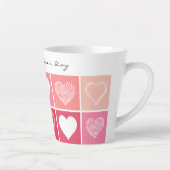 Moderne witte harten rode en roze kleuren Valentij Latte Mok (Rechts)