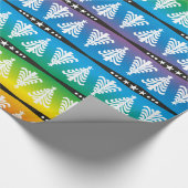 Moderne witte kerstbomen op regenboog cadeaupapier (Hoek)