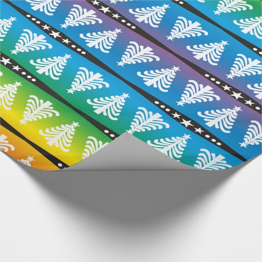 Moderne witte kerstbomen op regenboog cadeaupapier (Hoek)