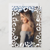 Moderne Witte Koraal Cheetah Leopard Sweet 16 Foto Kaart (Achterkant)