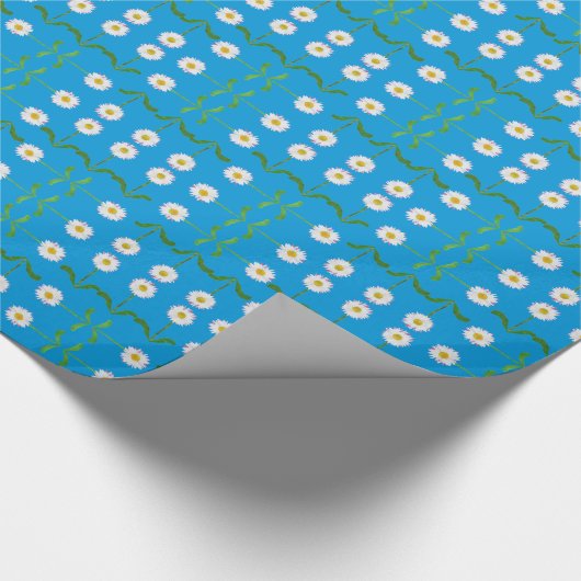 Moderne witte madeliefjes op Blauwgroen achtergron Cadeaupapier (Hoek)