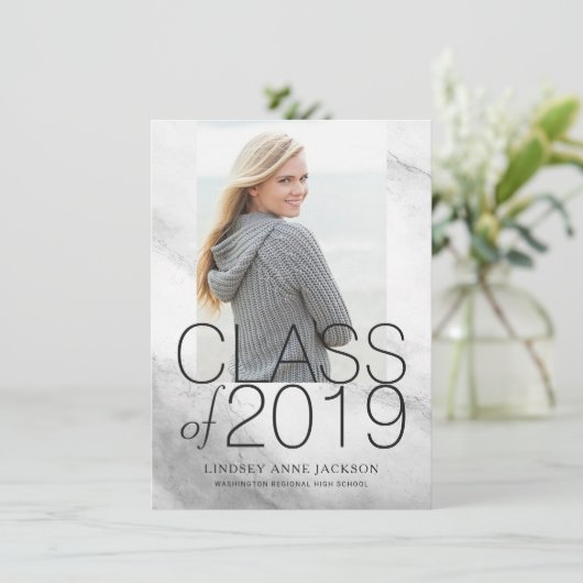 Moderne, witte marmer gestapelde tekst Afstuderen Aankondiging (Staand voorkant)