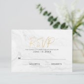 Moderne witte marmeren gouden script | Trouw RSVP Kaartje (Staand voorkant)