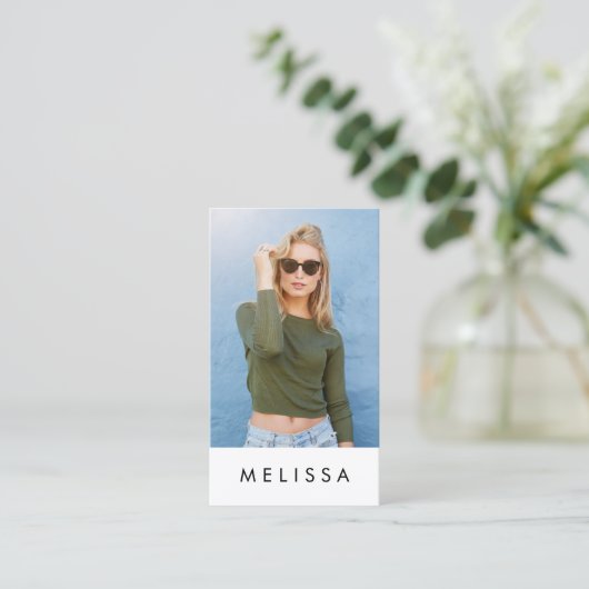 Moderne witte minimalistische aangepaste QR-code v Visitekaartje (Staand voorkant)