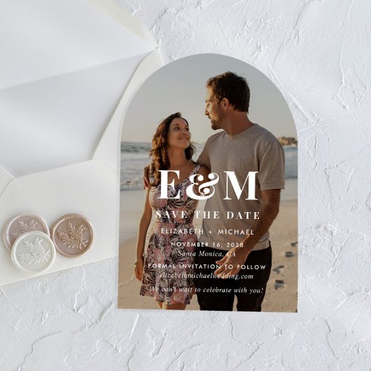 Moderne witte monogram arch foto save the date acryl uitnodigingen