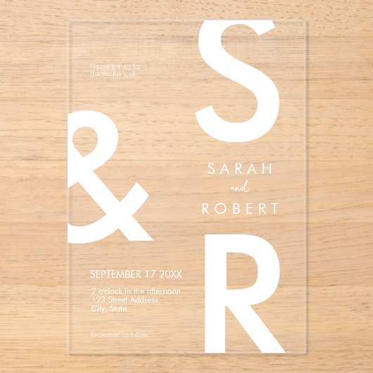 Moderne witte monogram bruiloft acryl uitnodigingen (Voorkant)