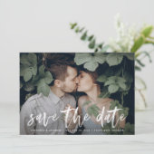 Moderne witte penseel schrift foto save the date kaart (Staand voorkant)