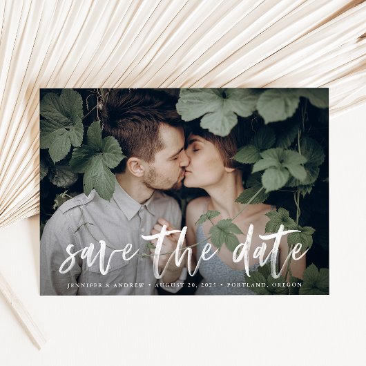 Moderne witte penseel schrift foto save the date kaart