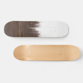 Moderne witte penseelstreken verven roestbruin hou skateboard (Horizontaal)