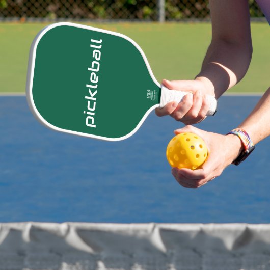 Moderne witte PICKLEBALL tekst op Hunter Green Paddle (Insitu)