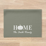 Moderne Witte Pompoen Thanksgiving Familienaam Theedoek<br><div class="desc">Op maat ontworpen feestelijke keukenhanddoek voor het herfstseizoen in de herfst met modern rustiek wit pompoenontwerp met gepersonaliseerde familienaam.</div>