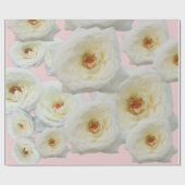 Moderne witte rozen voor haar roze achtergrond cadeaupapier (Vlak)