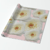 Moderne witte rozen voor haar roze achtergrond cadeaupapier (Uitgerold)