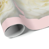 Moderne witte rozen voor haar roze achtergrond cadeaupapier (Rol Hoek)