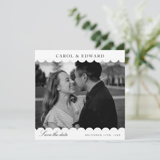 Moderne Witte Scallop Fotobruiloft Bewaar de datum Kaart (Staand voorkant)