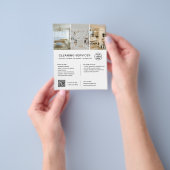 Moderne witte schoonmaakdiensten QR-bedrijf Flyer (Hand)