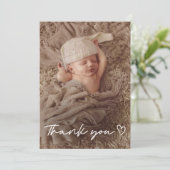 Moderne witte script bedankt foto baby shower (Staand voorkant)