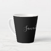 Moderne witte script typografie naam op zwart latte mok (Linkerhoek)