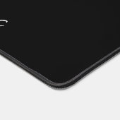 Moderne witte scriptnaam op zwarte bureaumat (Hoek)