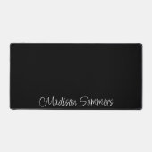 Moderne witte scriptnaam op zwarte bureaumat (Voorkant)